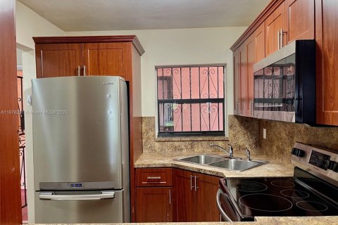 Condominio en alquiler en Hialeah, Florida, 2 dormitorios, 86.96 m2 № 1958680 - foto 6