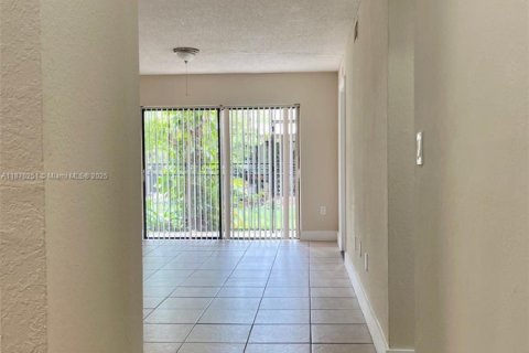 Condominio en alquiler en Hialeah, Florida, 2 dormitorios, 86.96 m2 № 1958680 - foto 3