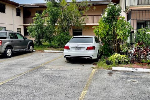 Condominio en alquiler en Hialeah, Florida, 2 dormitorios, 86.96 m2 № 1958680 - foto 2