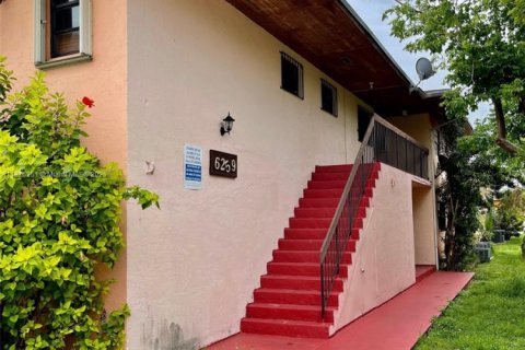 Condominio en alquiler en Hialeah, Florida, 2 dormitorios, 86.96 m2 № 1958680 - foto 1