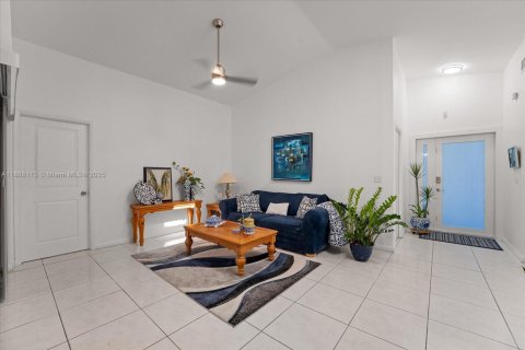 Casa en venta en Homestead, Florida, 4 dormitorios, 173.08 m2 № 1945396 - foto 2