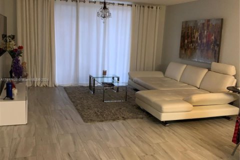 Купить кондоминиум в Халландейл-Бич, Флорида 1 спальня, 85.75м2, № 1981471 - фото 1