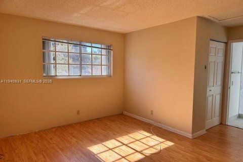 Condo in Weston, Florida, 2 bedrooms № 1998019 - photo 5