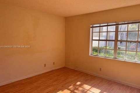 Condo in Weston, Florida, 2 bedrooms № 1998019 - photo 4