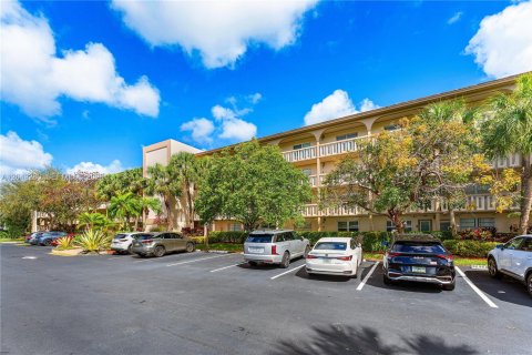Condo in Coconut Creek, Florida, 2 bedrooms № 2145904 - photo 25