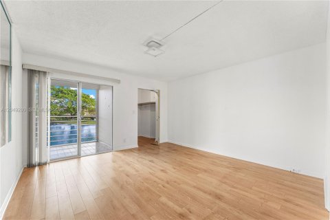 Condo in Coconut Creek, Florida, 2 bedrooms № 2145904 - photo 6