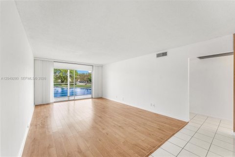 Condo in Coconut Creek, Florida, 2 bedrooms № 2145904 - photo 22