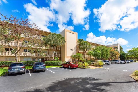 Condo in Coconut Creek, Florida, 2 bedrooms № 2145904 - photo 24