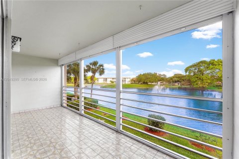 Condo in Coconut Creek, Florida, 2 bedrooms № 2145904 - photo 2