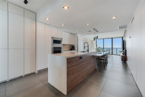 Apartamento en alquiler en Miami, Florida, 2 dormitorios, 99.68 m2 № 1944207 - foto 14