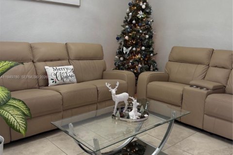 Снять в аренду таунхаус в Хомстед, Флорида 3 спальни, 127.09м2, № 2005547 - фото 4