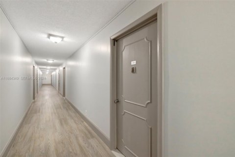 Condominio en venta en Hallandale Beach, Florida, 1 dormitorio, 94.39 m2 № 2186035 - foto 11