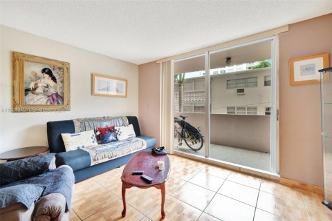 Condominio en venta en Hallandale Beach, Florida, 1 dormitorio, 94.39 m2 № 2186035 - foto 16