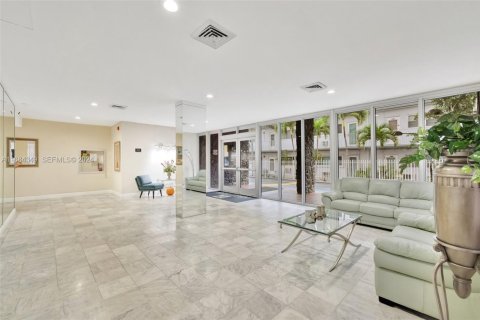 Condominio en venta en Hallandale Beach, Florida, 1 dormitorio, 94.39 m2 № 2186035 - foto 9