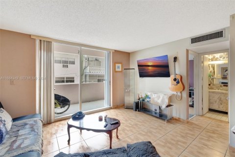 Condominio en venta en Hallandale Beach, Florida, 1 dormitorio, 94.39 m2 № 2186035 - foto 15