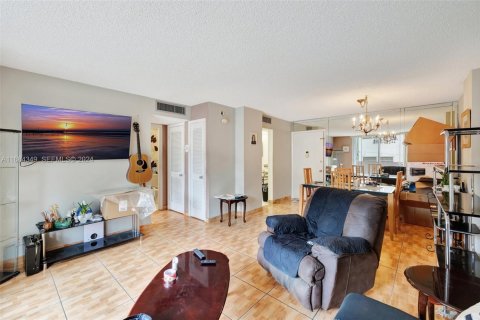Condominio en venta en Hallandale Beach, Florida, 1 dormitorio, 94.39 m2 № 2186035 - foto 18