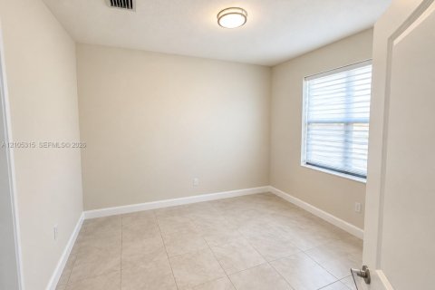Touwnhouse à louer à Hialeah, Floride: 3 chambres, 123.75 m2 № 2414276 - photo 8