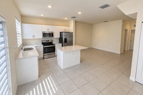 Touwnhouse à louer à Hialeah, Floride: 3 chambres, 123.75 m2 № 2414276 - photo 3
