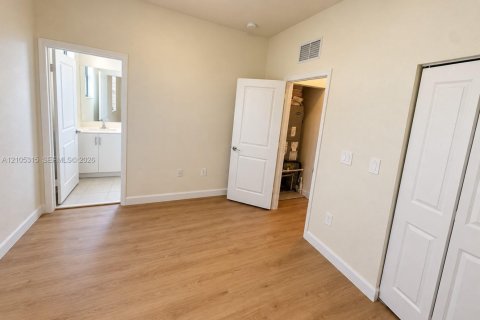 Touwnhouse à louer à Hialeah, Floride: 3 chambres, 123.75 m2 № 2414276 - photo 10