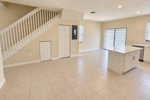 Touwnhouse à louer à Hialeah, Floride: 3 chambres, 123.75 m2 № 2414276 - photo 4