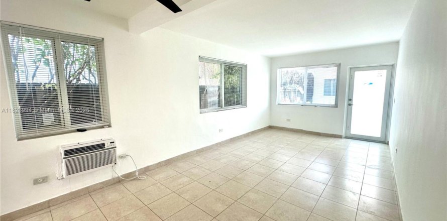 House in Miami Beach, Florida 1 bedroom, 646.6 sq.m. № 1800929