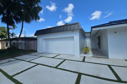 Immobilier commercial à louer à Miami, Floride: 2 chambres, 141.21 m2 № 2169219 - photo 2