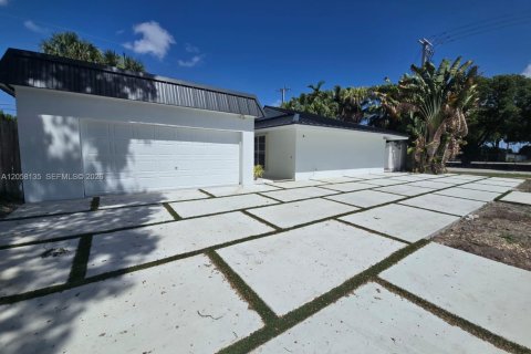 Immobilier commercial à Miami, Floride 2 chambres, 141.21 m2 № 2169219