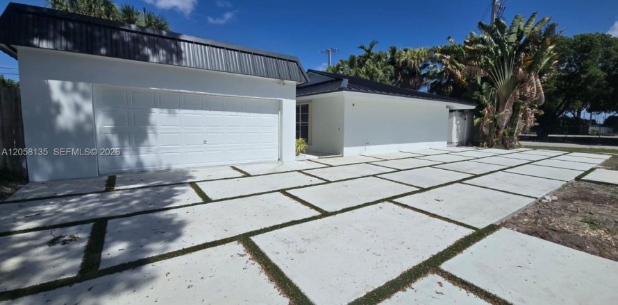 Immobilier commercial à Miami, Floride 2 chambres, 141.21 m2 № 2169219