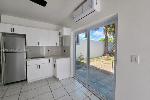 Immobilier commercial à louer à Miami, Floride: 2 chambres, 141.21 m2 № 2169219 - photo 5