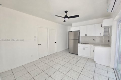 Immobilier commercial à louer à Miami, Floride: 2 chambres, 141.21 m2 № 2169219 - photo 7