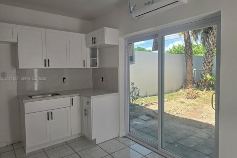 Immobilier commercial à louer à Miami, Floride: 2 chambres, 141.21 m2 № 2169219 - photo 6