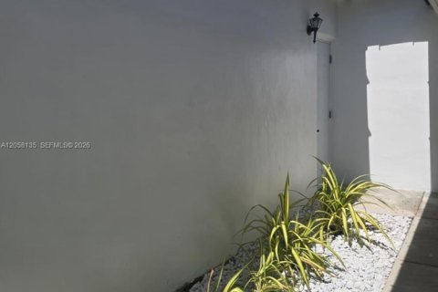 Immobilier commercial à louer à Miami, Floride: 2 chambres, 141.21 m2 № 2169219 - photo 4