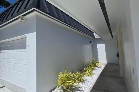 Immobilier commercial à louer à Miami, Floride: 2 chambres, 141.21 m2 № 2169219 - photo 3