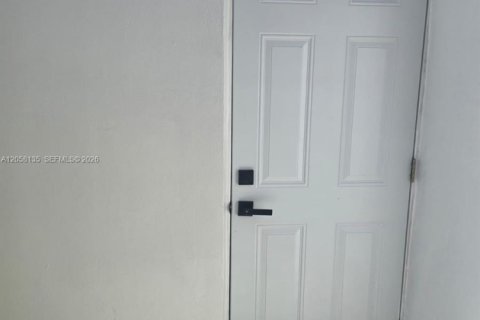 Immobilier commercial à louer à Miami, Floride: 2 chambres, 141.21 m2 № 2169219 - photo 8