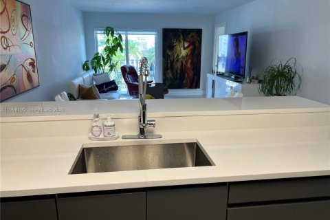 Condo in Miami Beach, Florida, 2 bedrooms  № 2063477 - photo 19