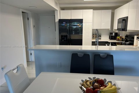 Condo in Miami Beach, Florida, 2 bedrooms  № 2063477 - photo 15