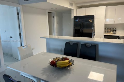 Condo in Miami Beach, Florida, 2 bedrooms  № 2063477 - photo 17