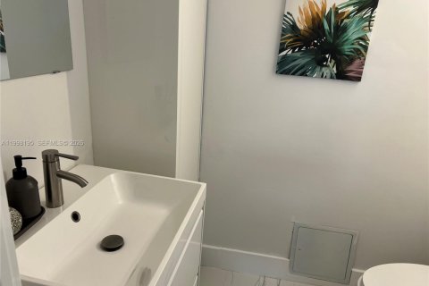 Condo in Miami Beach, Florida, 2 bedrooms  № 2063477 - photo 14