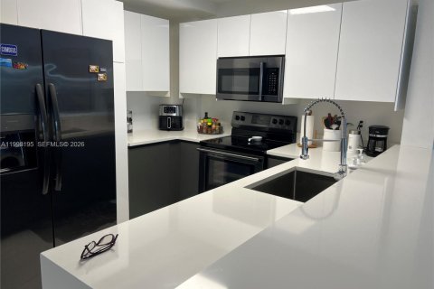 Condo in Miami Beach, Florida, 2 bedrooms  № 2063477 - photo 3