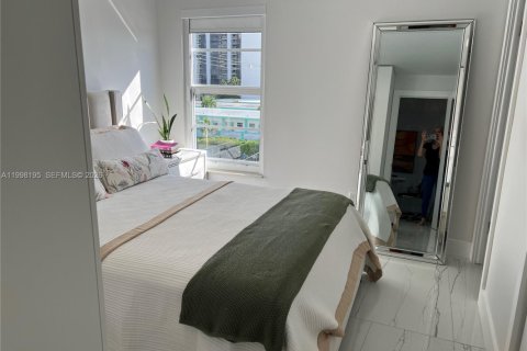 Condo in Miami Beach, Florida, 2 bedrooms  № 2063477 - photo 23