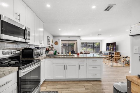 Townhouse in Miami, Florida 2 bedrooms, 101.17 sq.m. № 1994291 - photo 2