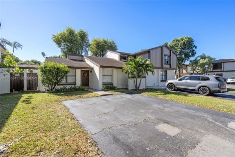 Townhouse in Miami, Florida 2 bedrooms, 101.17 sq.m. № 1994291 - photo 1