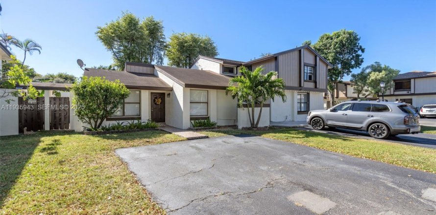 Townhouse in Miami, Florida 2 bedrooms, 101.17 sq.m. № 1994291