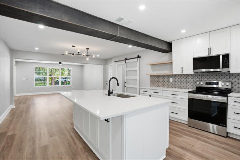 House in Tampa, Florida 4 bedrooms, 155.15 sq.m. № 2208955 - photo 5