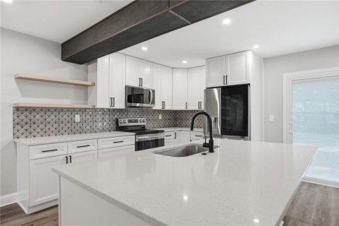 House in Tampa, Florida 4 bedrooms, 155.15 sq.m. № 2208955 - photo 7