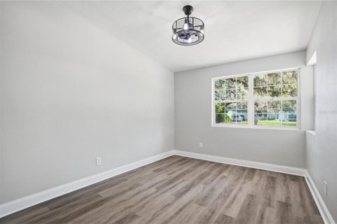 House in Tampa, Florida 4 bedrooms, 155.15 sq.m. № 2208955 - photo 18