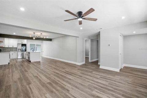 House in Tampa, Florida 4 bedrooms, 155.15 sq.m. № 2208955 - photo 4