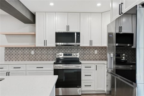 House in Tampa, Florida 4 bedrooms, 155.15 sq.m. № 2208955 - photo 6