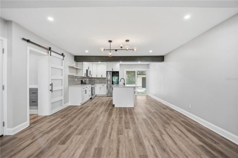 House in Tampa, Florida 4 bedrooms, 155.15 sq.m. № 2208955 - photo 11