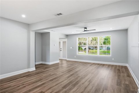 House in Tampa, Florida 4 bedrooms, 155.15 sq.m. № 2208955 - photo 10